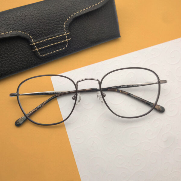 Modern Oval Eyeglasses for Style