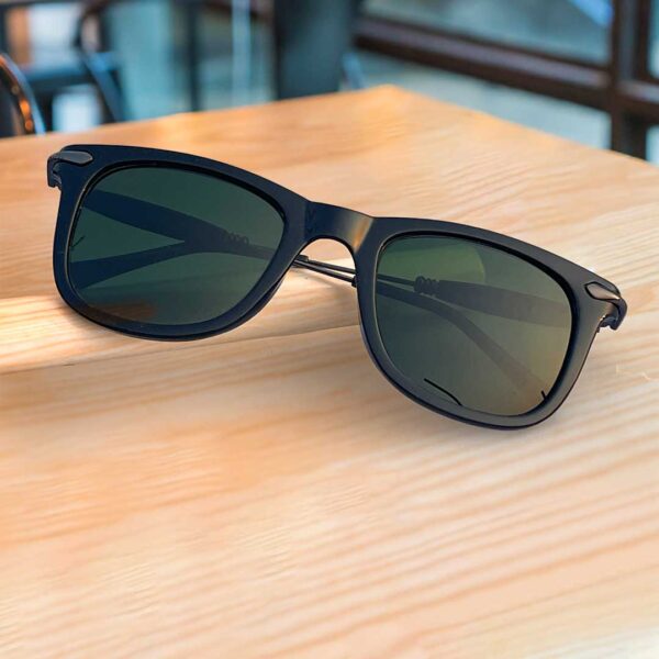Gloss Black Fashionable Sunglasses