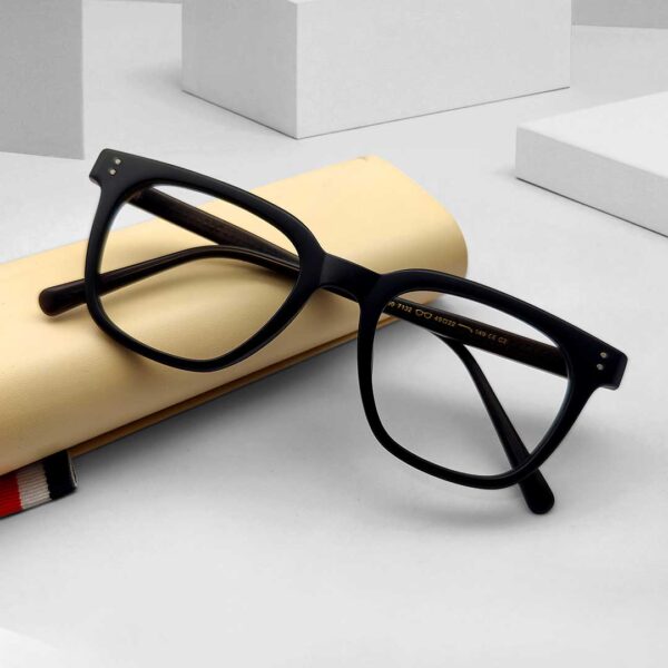 Fashionable and Durable Eyeglass