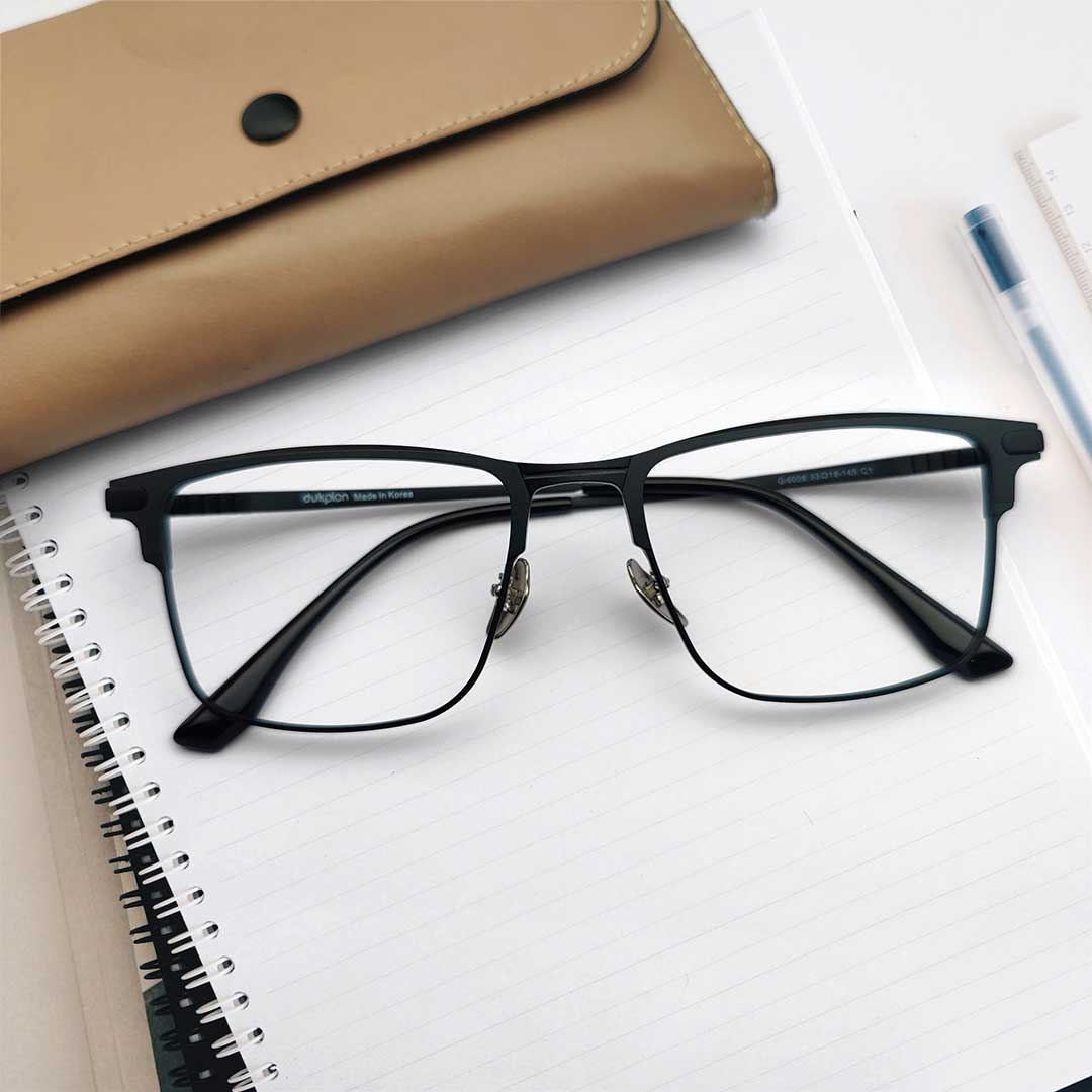 Light Weight Titanium Built Eyeglasses