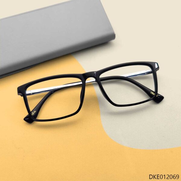 Titanium Built Fashionable Eyeglass