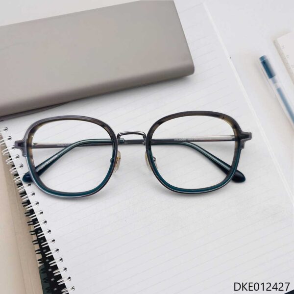 Titanium Built Fashionable Eyeglass